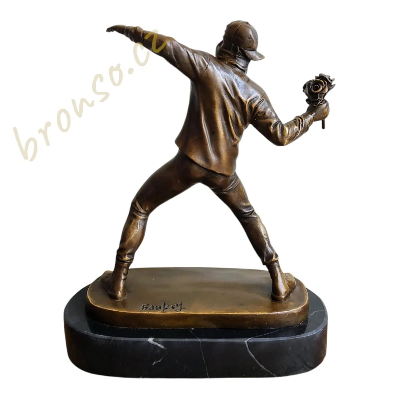 Bronzová socha Banksy: Flower Thrower – Hodící se květinář - Moderní umění, designová soška