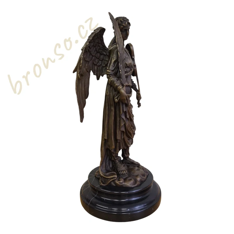 Bronzová socha anděla podepsaná A. Moreau. Pravý bronz s patinou, mramorový podstavec, elegantní umělecká dekorace do interiéru.