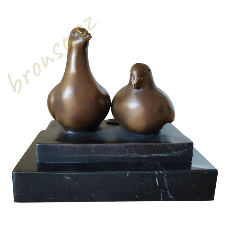 Bronzová soška holubic – číslovaná umělecká figurka lásky na mramorovém podstavci | Ručně odlévaný bronz s pečetí