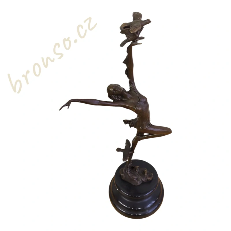 Tančící žena s ptáky – bronzová socha na mramorovém podstavci 