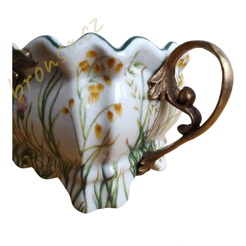 Porcelánová mísa s bronzovými úchyty – elegantní bytová dekorace