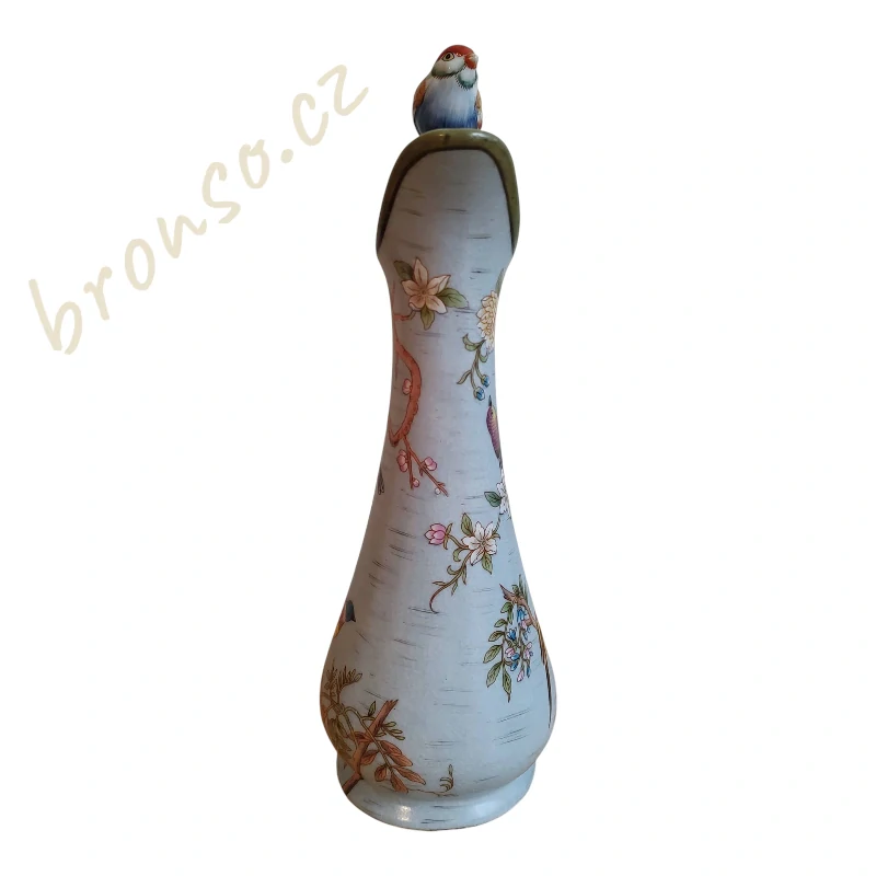 Porcelánová secesní karafa s bronzovým držadlem ve tvaru ptáčka a květinovým dekorem