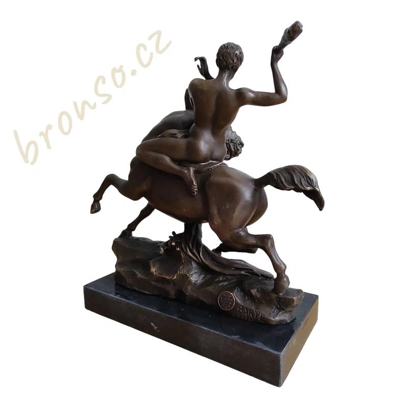 Herkules bojující s kentaurem – bronzová socha Barye na mramoru