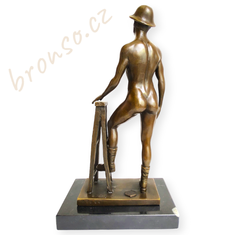 Stavitel – bronzová socha muže při práci, umělecké dílo inspirované lidskou silou a každodenností