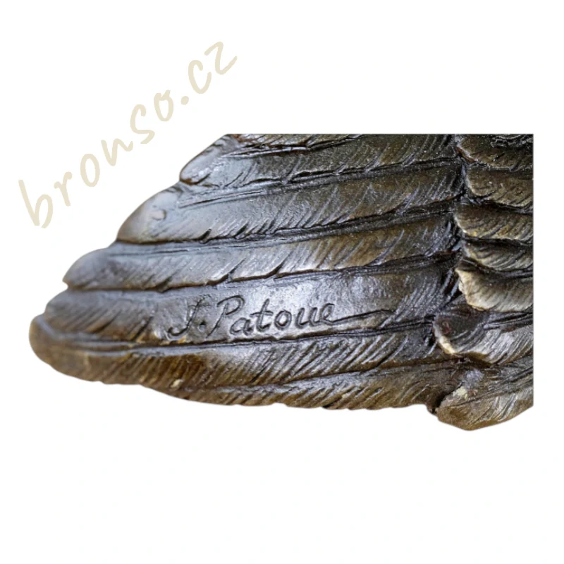 Okřídlená nahá dívka - bronzová soška