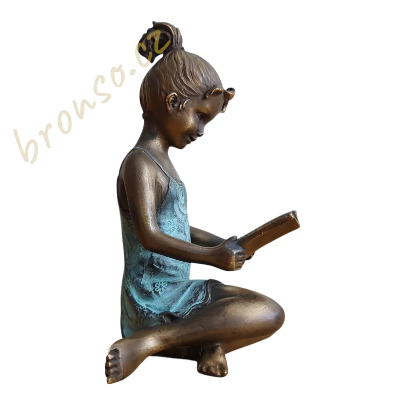 Bronzová soška dívky se knihou – čtenářka, dekorace do interiéru i zahrady, dárek pro milovníky knih