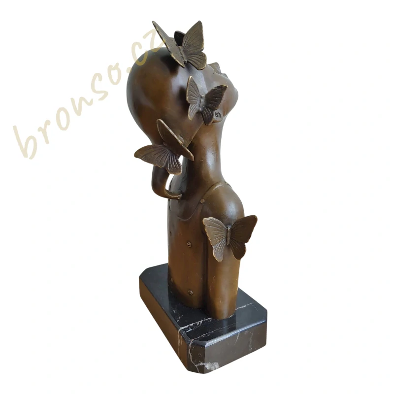 Bronzová socha – dívka s motýly, signováno Collet, umělecká busta na mramoru, elegantní dekorace