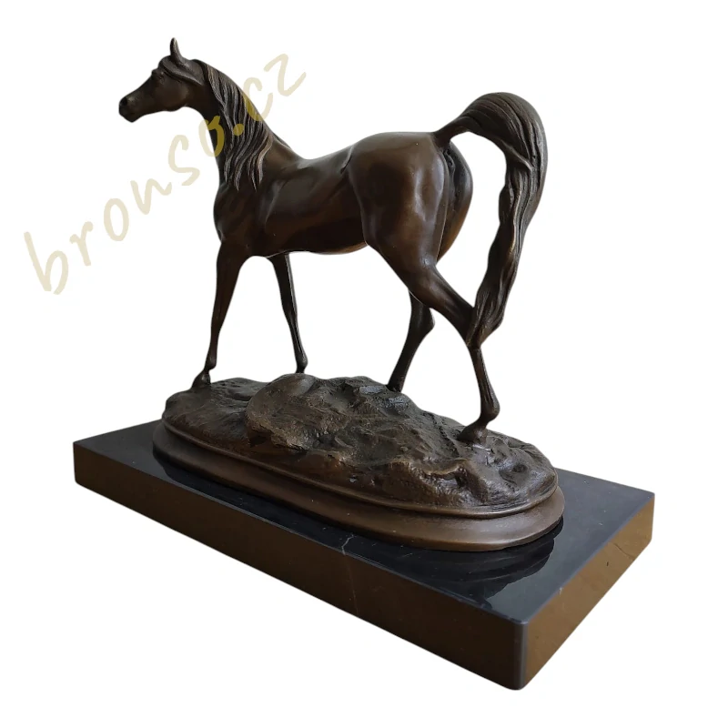 Kůň Ibrahim – elegantní bronzová socha arabského koně