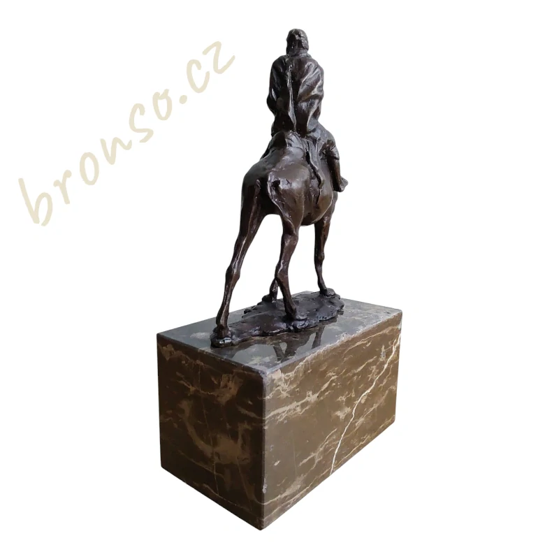 Bronzová socha beduína na velbloudovi – signováno Carvin, pravý bronz na mramoru
