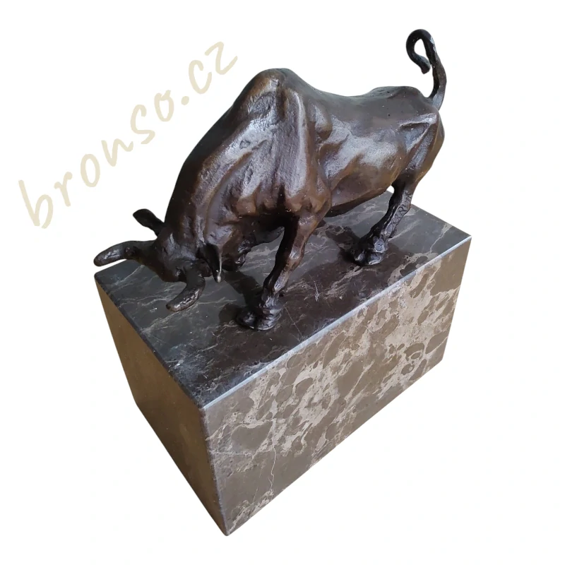 Impozantní bronzový býk Wall Street – symbol síly, úspěchu a prosperity, pravý bronz na mramoru
