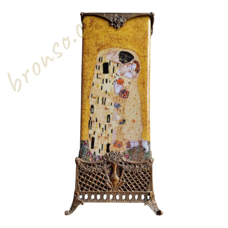 Porcelánová váza Gustav Klimt „Polibek“ – luxusní dekorace v bronzovém rámu