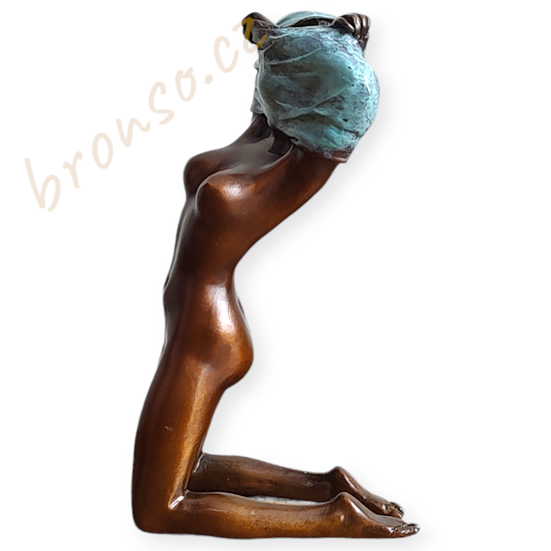 Akt ženy – bronzová soška, elegantní umělecká dekorace inspirovaná ženskou krásou