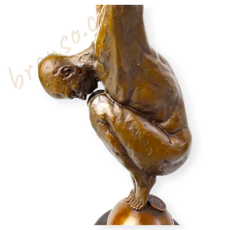 Svalnatý muž – bronzová socha skokana do vody, sportovní umělecká dekorace s motivem gymnastiky