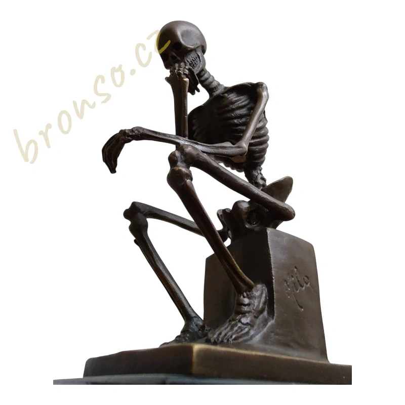Myslitel – sedící kostra, bronzová soška s filozofickým motivem, umělecká dekorace