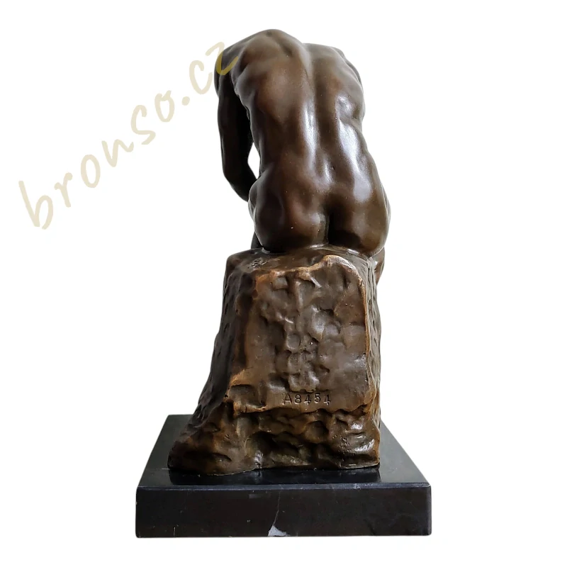Bronzová socha „Myslitel“ podle A. Rodina na mramorovém podstavci (Le Penseur)