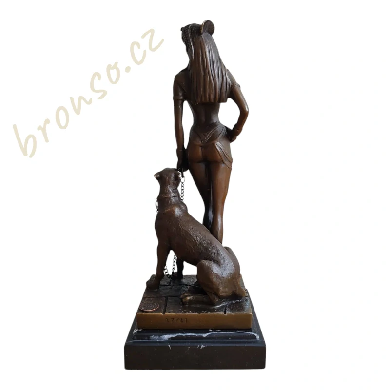 Kleopatra s panterem – bronzová figurální soška