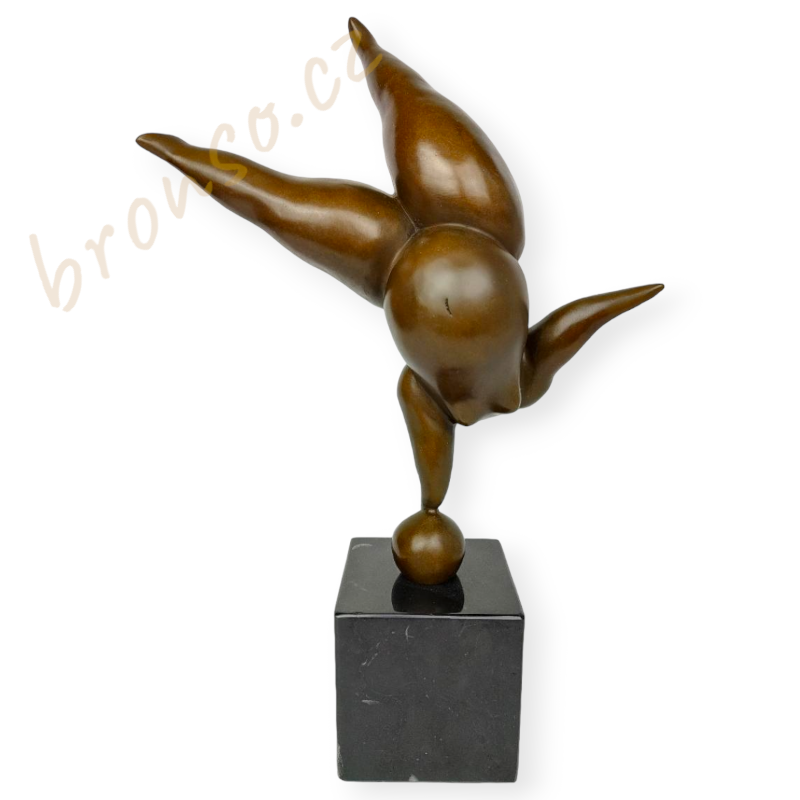 Dáma balancující na jedné ruce – moderní bronzová soška, elegantní umělecká dekorace