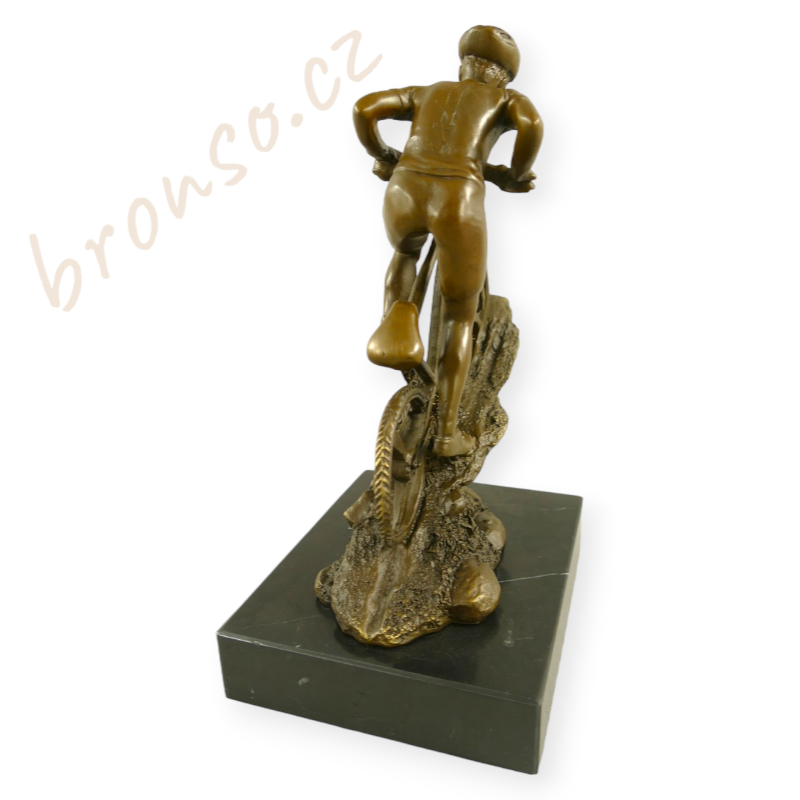 Muž na horském kole – bronzová socha, sportovní ručně vyrobená umělecká dekorace