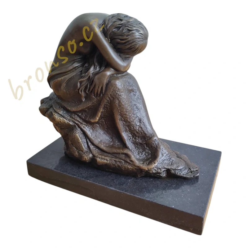 Spící žena – bronzová socha na mramorovém podstavci – elegantní dekorace do interiéru