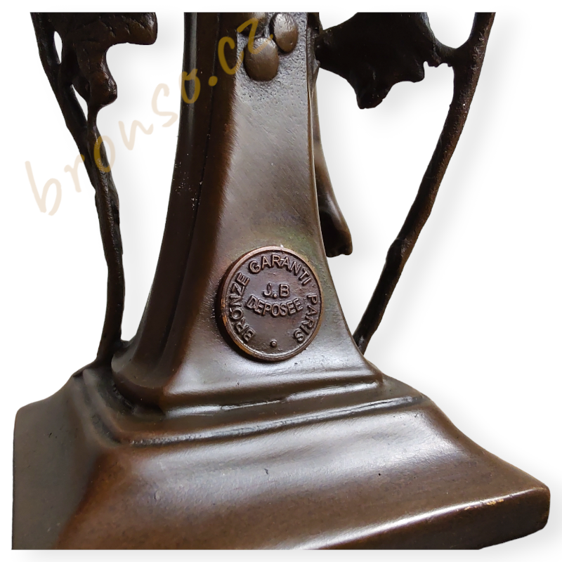 Elegantní socha ženy s ptáky z bronzu