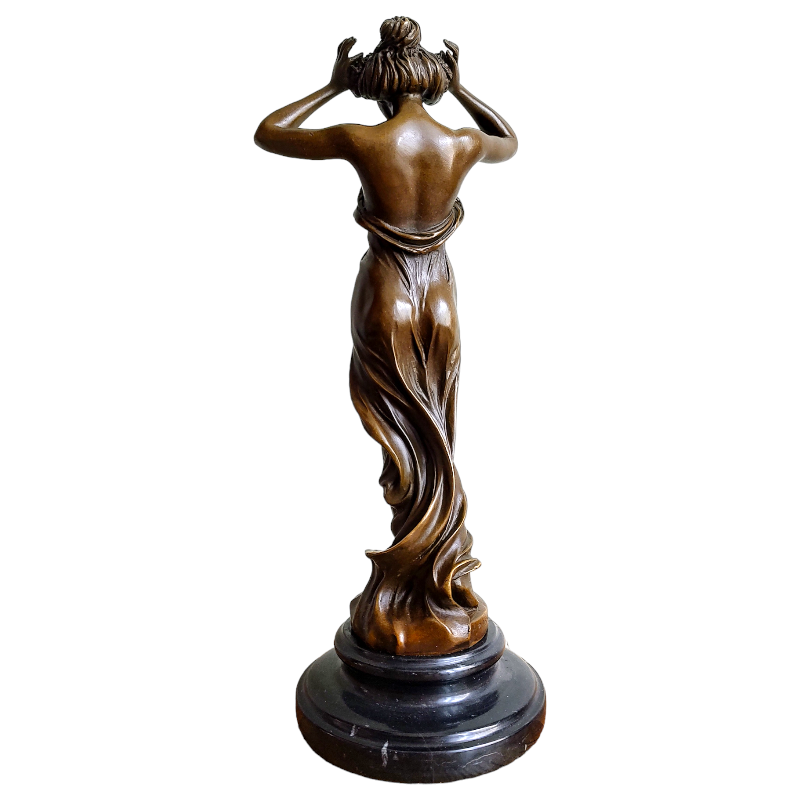 Nymfa s květinami ve vlasech – bronzová socha