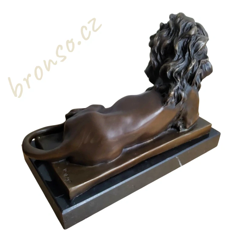 Ležící lev – bronzová socha – symbol síly a klidu