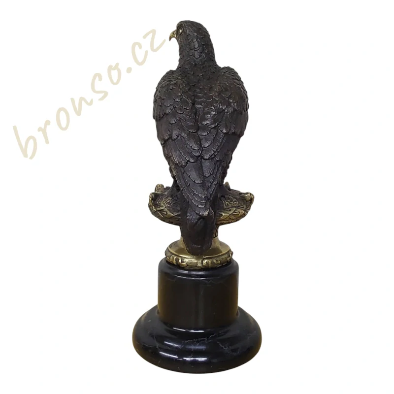 Bronzová socha orla – dekorace na mramorovém podstavci