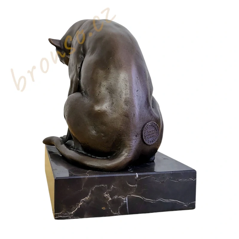 Hrající si kočka – bronzová socha