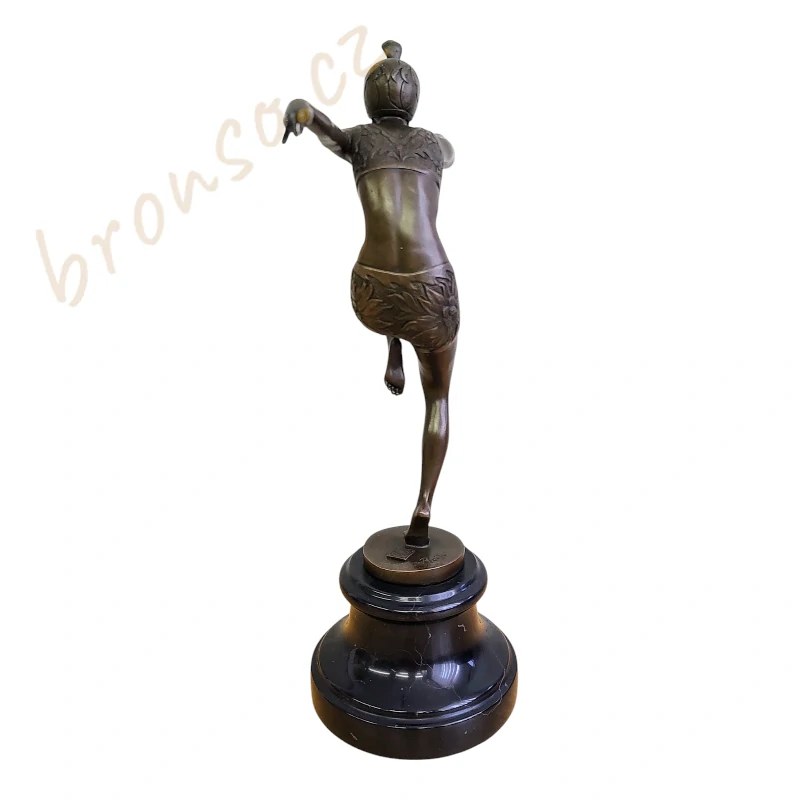 Con Brio – bronzová socha tanečnice, umělecká dekorace do interiéru
