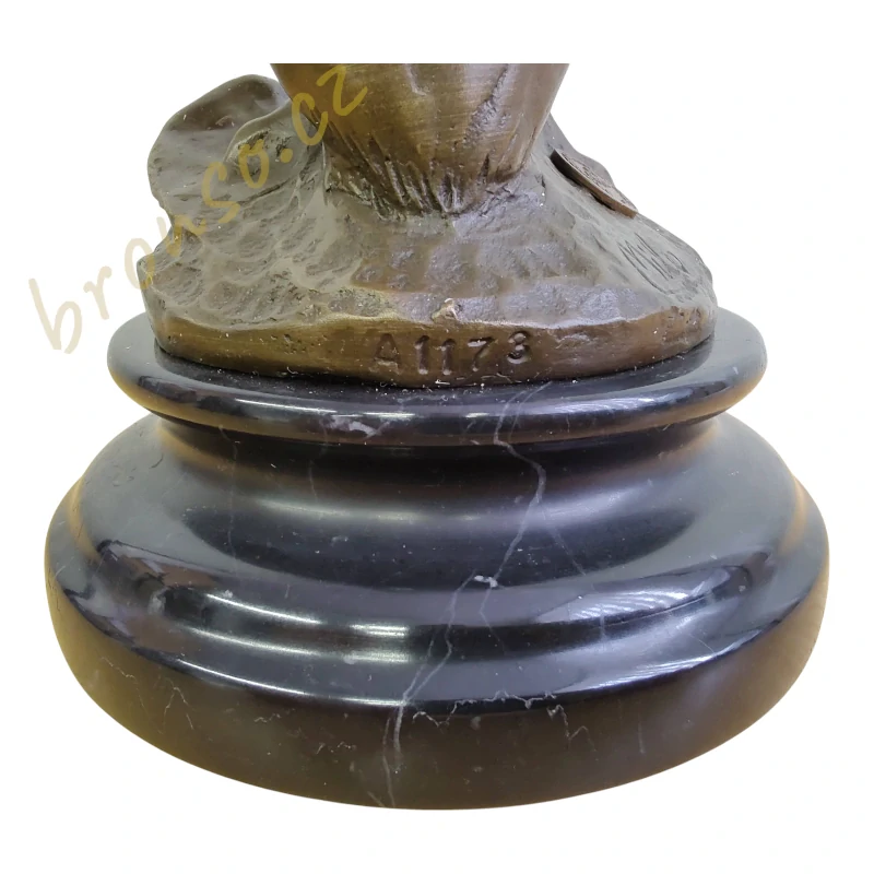 Art Deco bronzová socha sovy na mramorovém podstavci – signovaná, číslovaná sběratelská dekorace