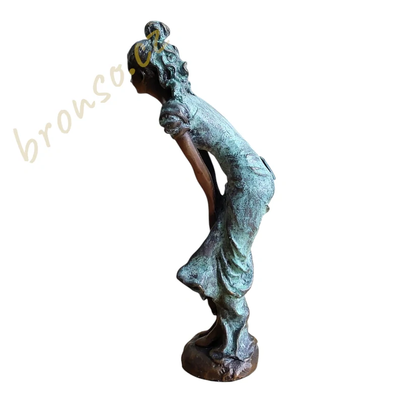 Žena v dlouhých šatech – bronzová soška ve stylu Art Deco