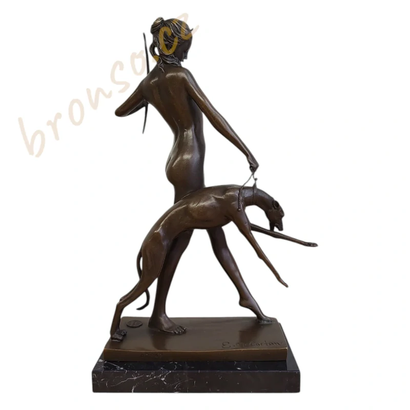 Diana se psem – bohyně lovu, bronzová socha