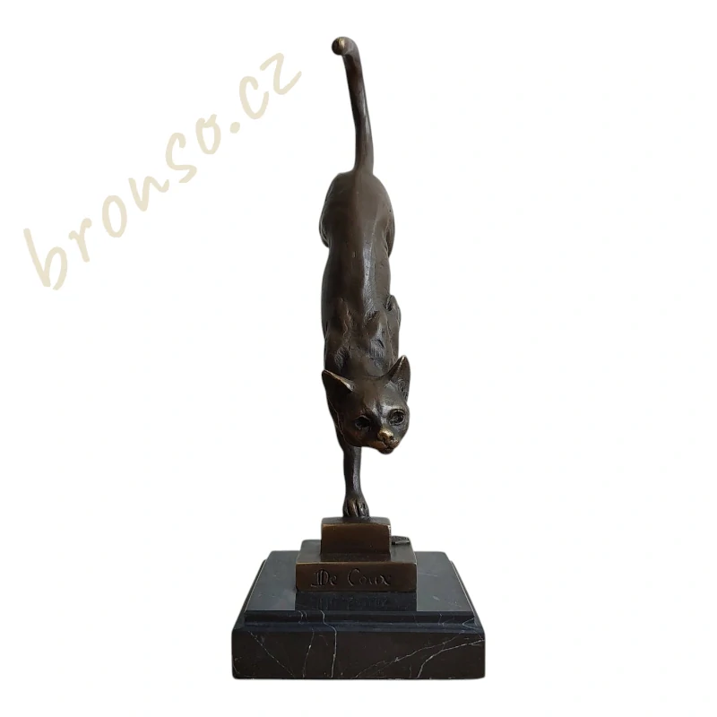 Kočka jde dolů po schodech – bronzová socha