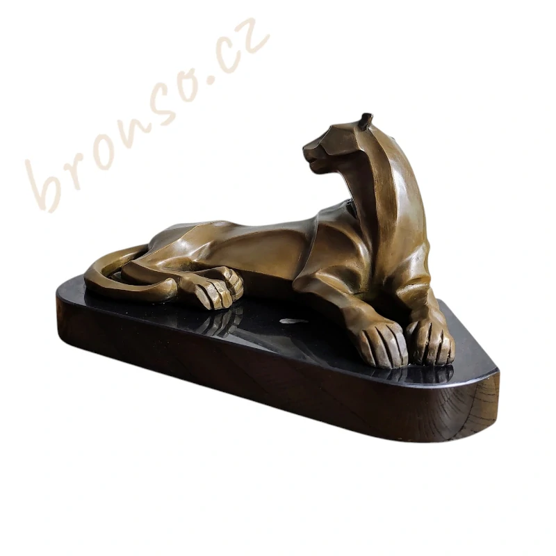 Bronzová socha pantera – elegantní kubistická ležící šelma, umělecká dekorace