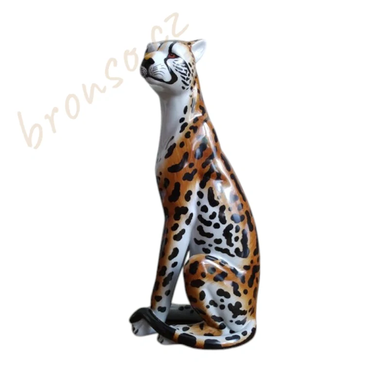 Sedící leopard – keramická socha, elegantní ručně vyrobená zvířecí dekorace do interiéru