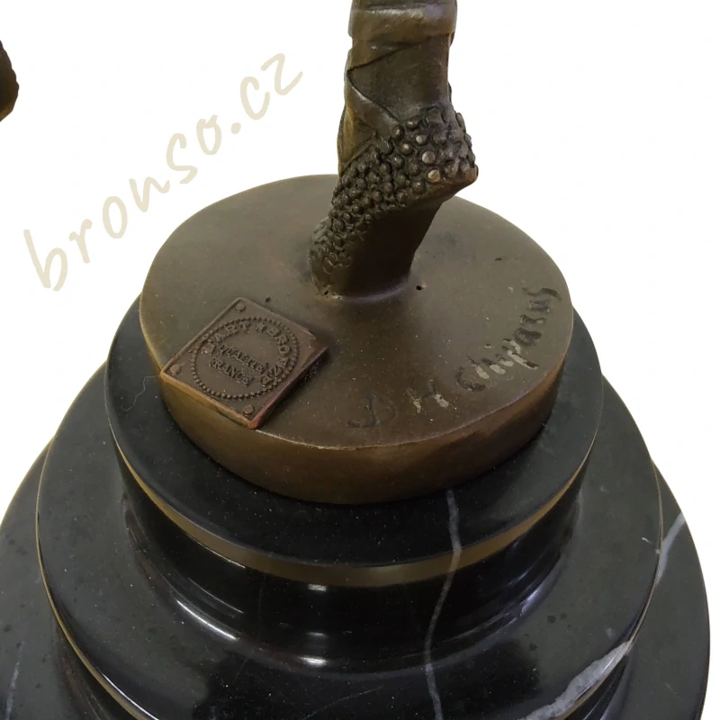 Art Deco bronzová socha – elegantní tančící žena