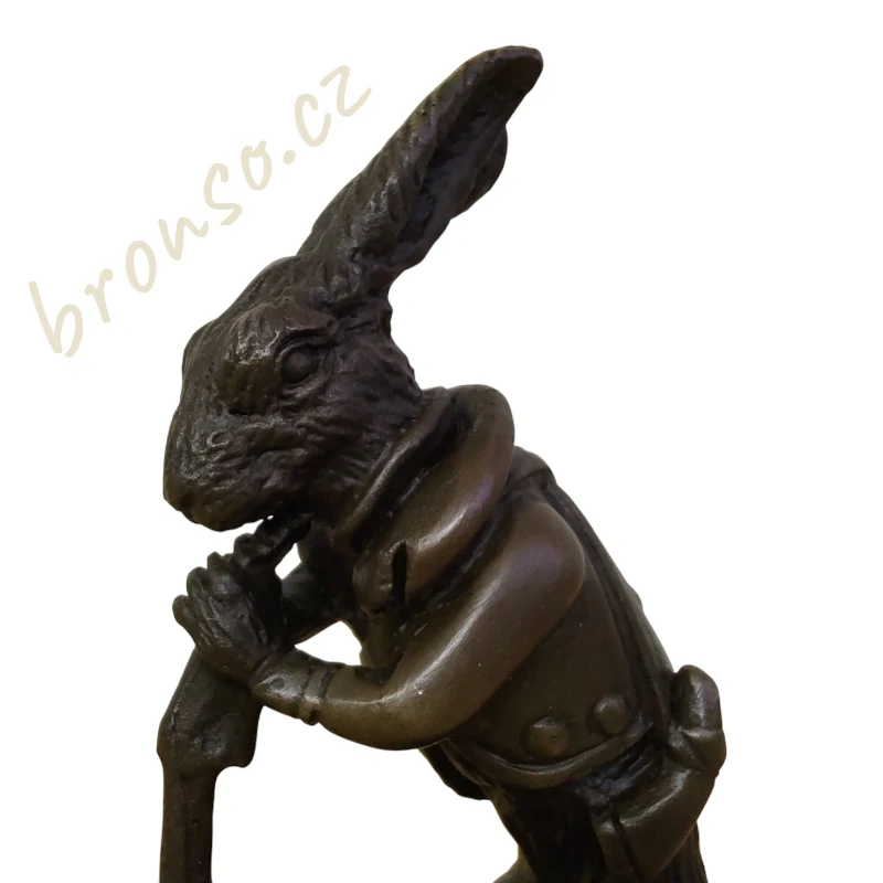 Lovecký zajíc – bronzová soška na mramorovém podstavci