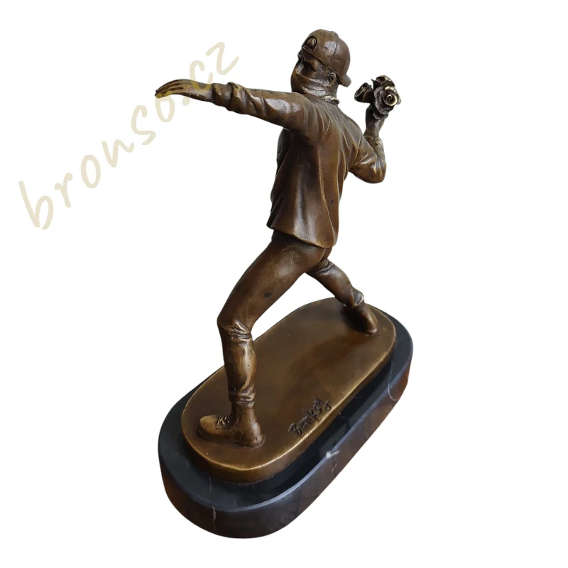 Bronzová socha Banksy: Flower Thrower – Hodící se květinář - Moderní umění, designová soška