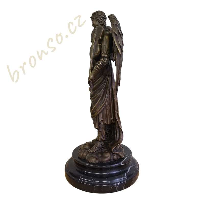 Bronzová socha anděla podepsaná A. Moreau. Pravý bronz s patinou, mramorový podstavec, elegantní umělecká dekorace do interiéru.