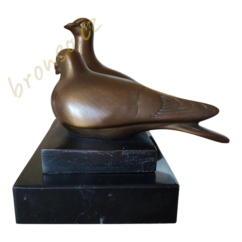 Bronzová soška holubic – číslovaná umělecká figurka lásky na mramorovém podstavci | Ručně odlévaný bronz s pečetí