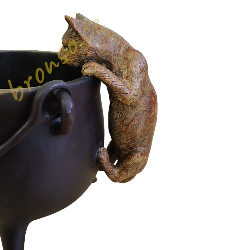 Bronzová kočka na kotlíku – soška ve stylu vídeňského bronzu, podepsaná L.A. Carvin