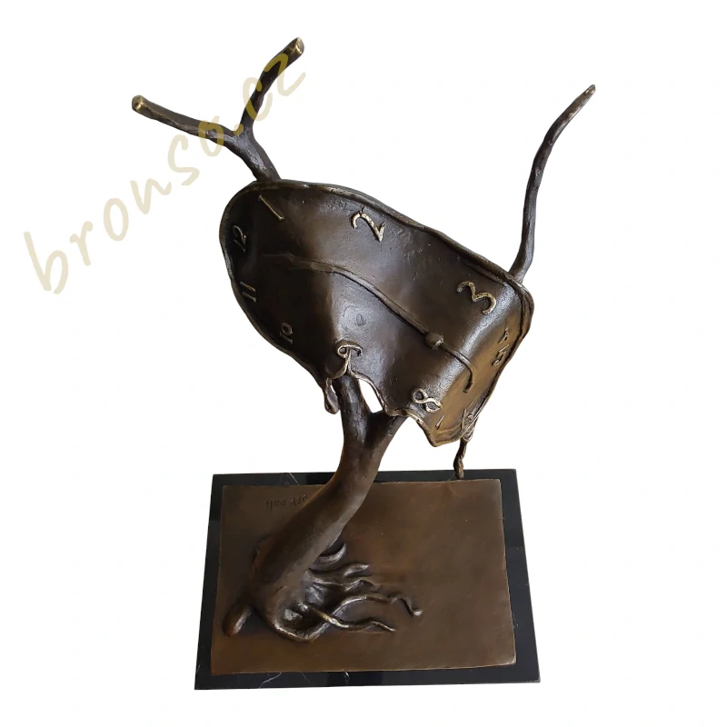 Rozteklé hodiny – surrealistická bronzová socha ve stylu Salvadora Dalího