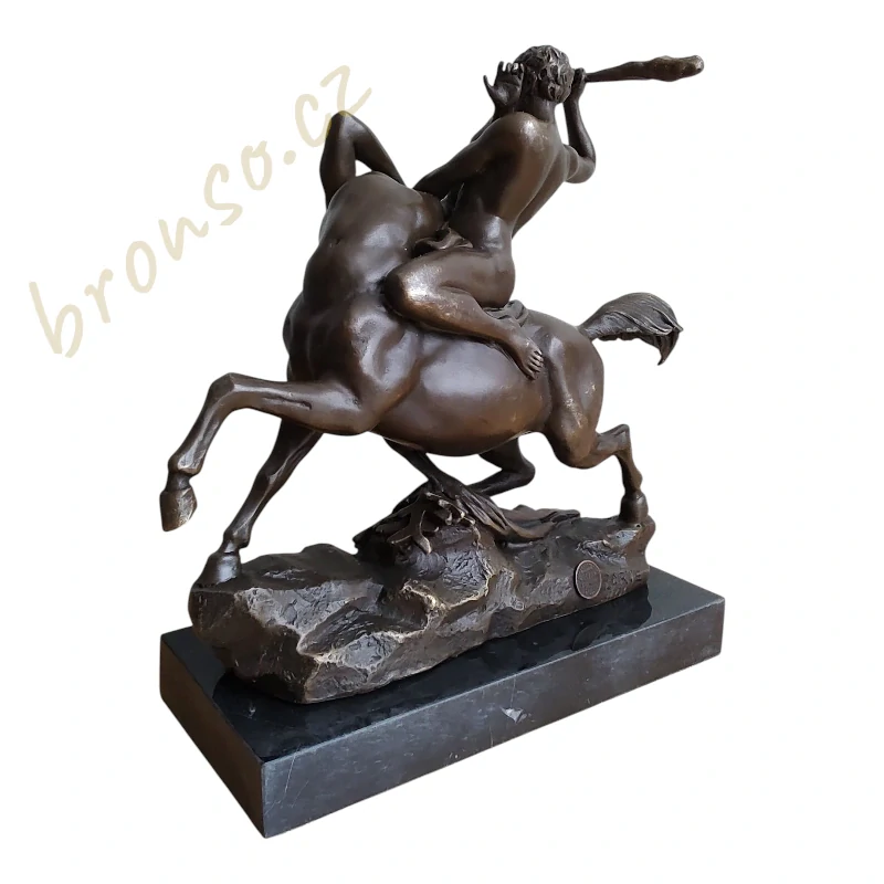 Herkules bojující s kentaurem – bronzová socha Barye na mramoru