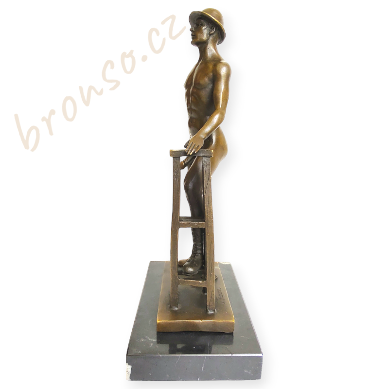 Stavitel – bronzová socha muže při práci, umělecké dílo inspirované lidskou silou a každodenností