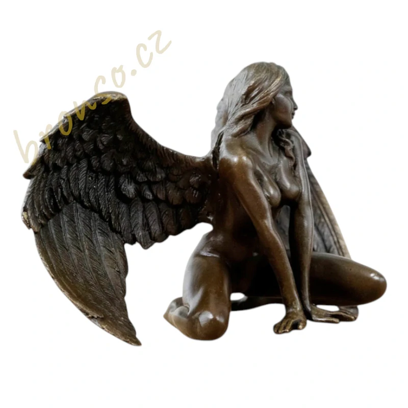 Okřídlená nahá dívka - bronzová soška