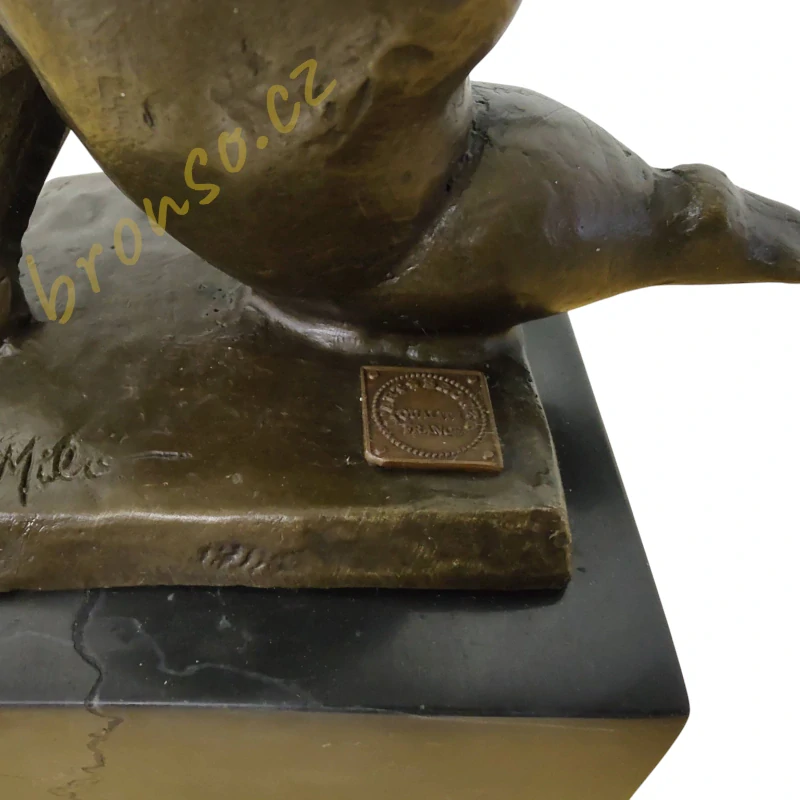 Radost z pohybu – moderní bronzová socha ženy