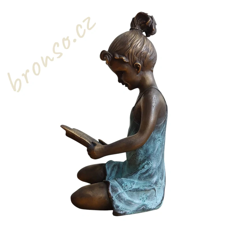 Bronzová soška dívky se knihou – čtenářka, dekorace do interiéru i zahrady, dárek pro milovníky knih
