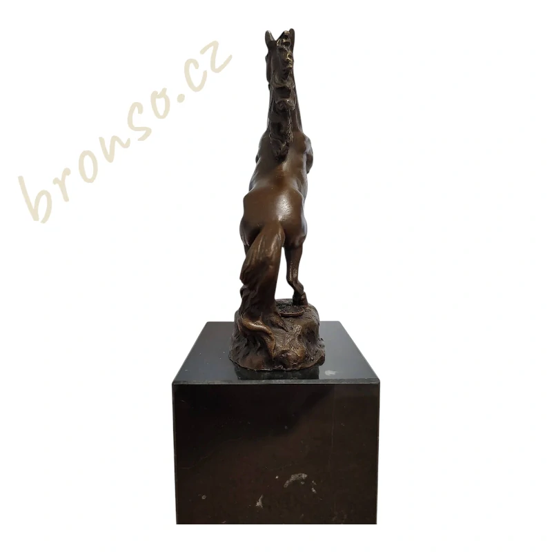 Bronzová socha koně na mramoru – vzpínající se hřebec, elegantní zvířecí figurka, luxusní dekorace, sběratelský dárek