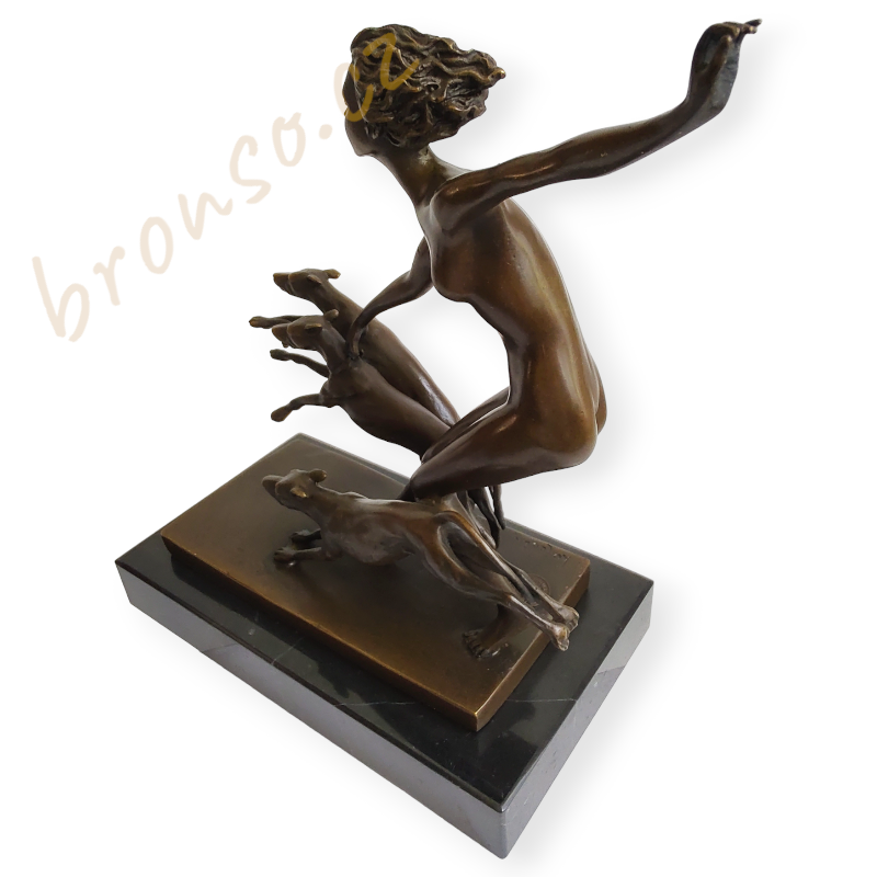 Diana se psy – bronzová socha bohyně lovu, elegantní ručně vyrobená dekorace