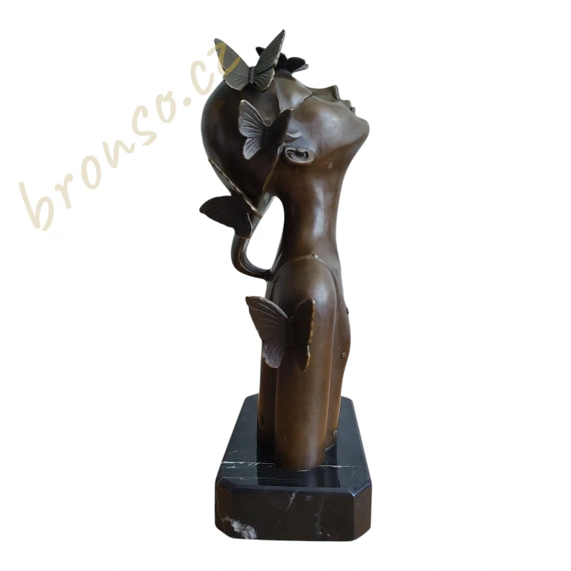Bronzová socha – dívka s motýly, signováno Collet, umělecká busta na mramoru, elegantní dekorace